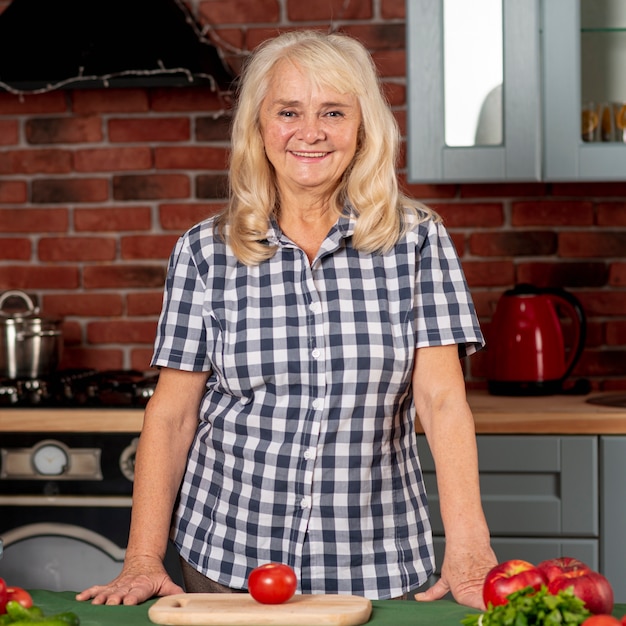 Senior femme dans la cuisine prête à cuisiner