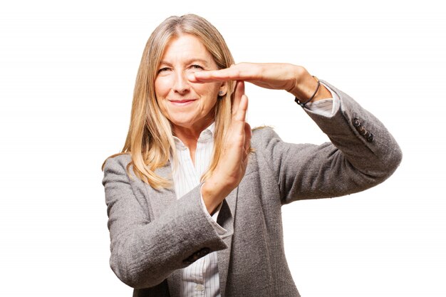 Senior femme demandant du temps avec les mains