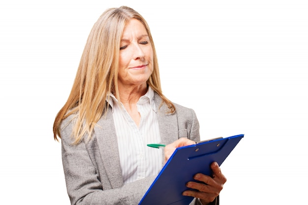 Senior femme pointant à une table de bilan