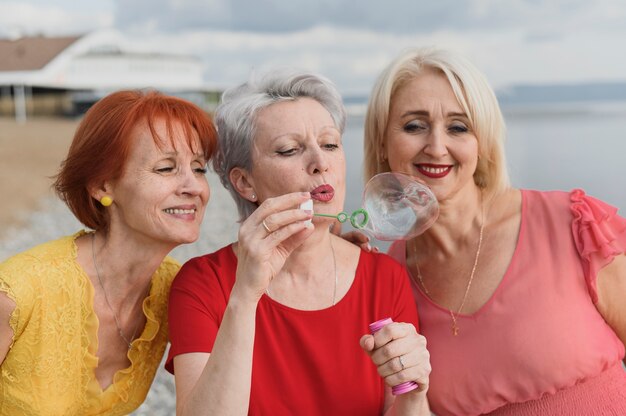 Senior femme soufflant des bulles