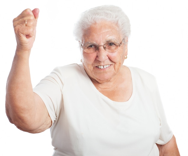 Senior Femme Souriante Avec Un Poing Levé