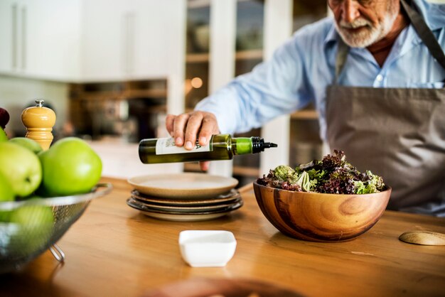 Senior homme cuisiner dans la cuisine