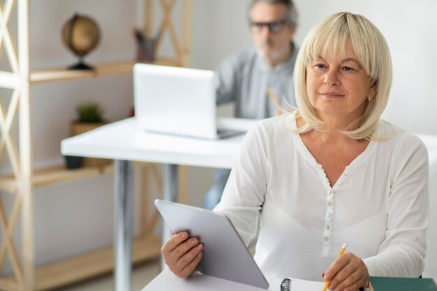 Senior homme et femme prêtant attention en classe