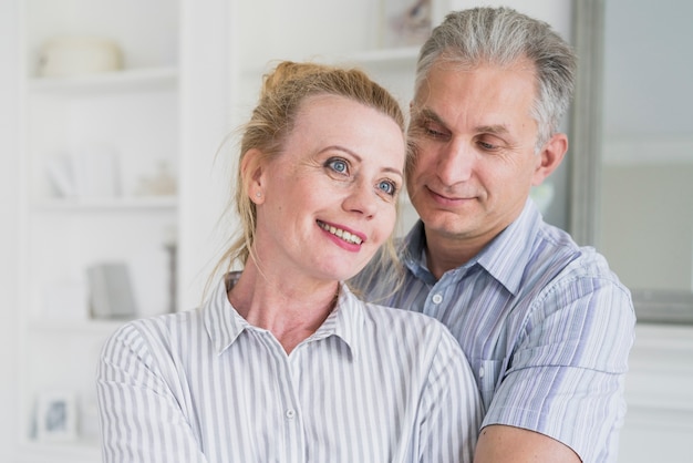 Senior homme avec une femme à la recherche de suite