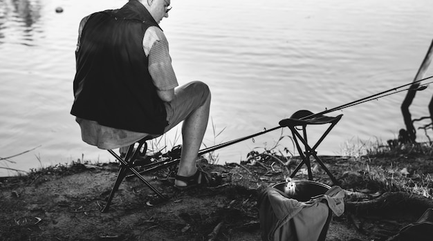 Senior homme pêchant au bord d&#39;un lac