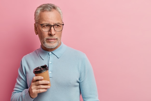 Senior homme portant une chemise bleue et des lunettes à la mode