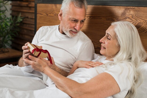 Senior homme surprenant femme le jour de la Saint-Valentin