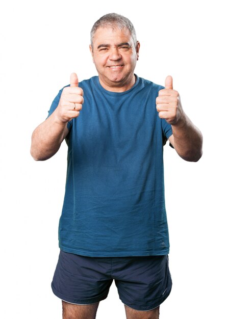 Senior homme avec thumbs up