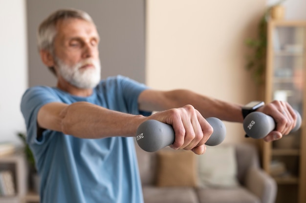 Senior male travaillant à la maison