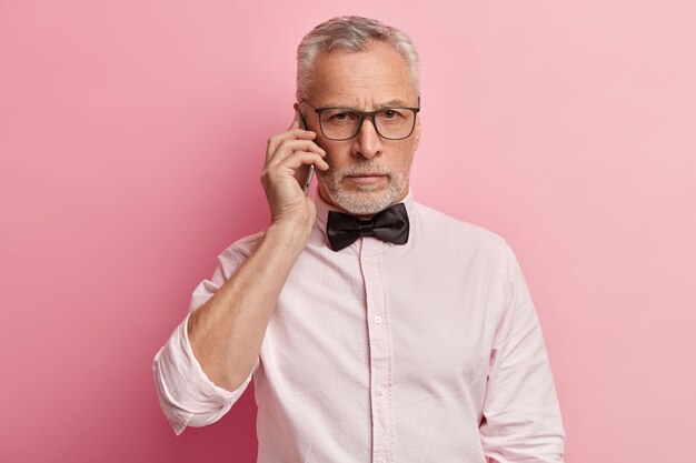 Senior man wearing white shirt et noeud papillon noir