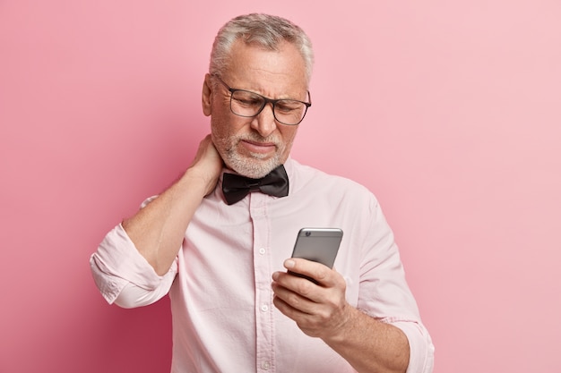 Senior man wearing white shirt et noeud papillon noir