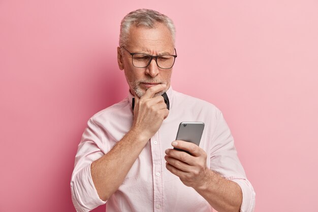 Senior man wearing white shirt et noeud papillon noir