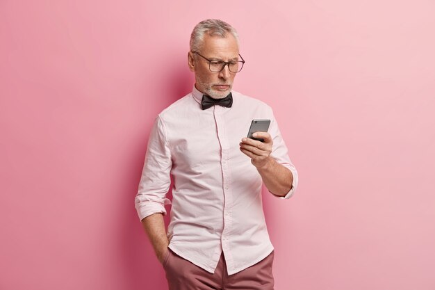 Senior man wearing white shirt et noeud papillon noir