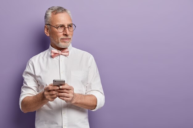 Senior man wearing white shirt et rose noeud papillon