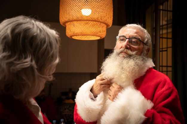 Senior père noël avec barbe