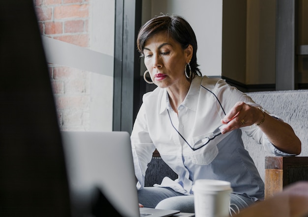 Senior tenant des lunettes dans son bureau