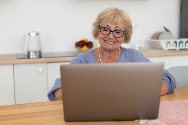 Senior woman ayant un appel vidéo avec sa famille