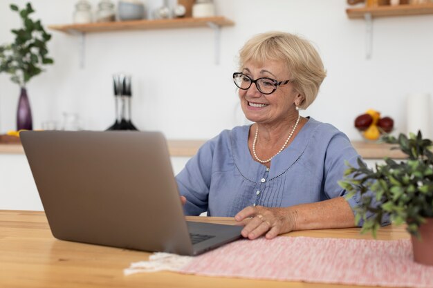 Senior woman ayant un appel vidéo avec sa famille