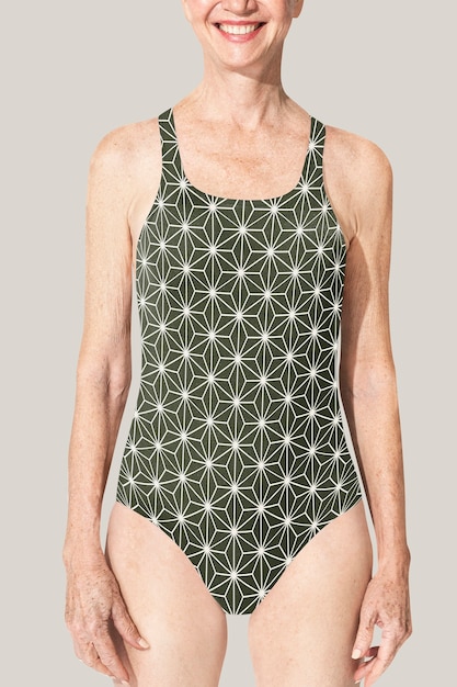 Photo gratuite senior woman in green maillot de bain une pièce vêtements d'été