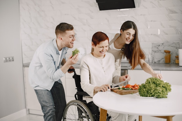 Senior woman in wheelchair cuisine dans la cuisine. Personnes handicapées Couple l'aidant.