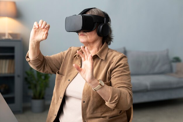 Senior woman avec des lunettes de réalité virtuelle