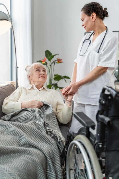 Senior woman parler avec son médecin