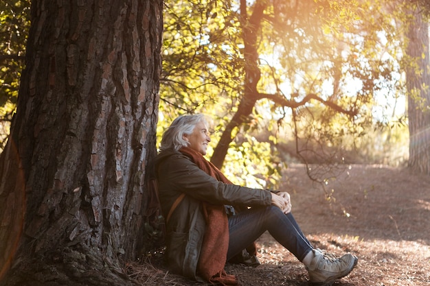 Senior woman profitant d'une randonnée dans la nature