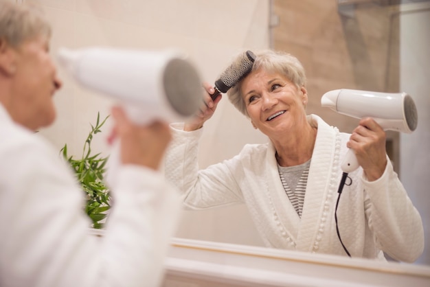 Senior woman s'apprête à sortir