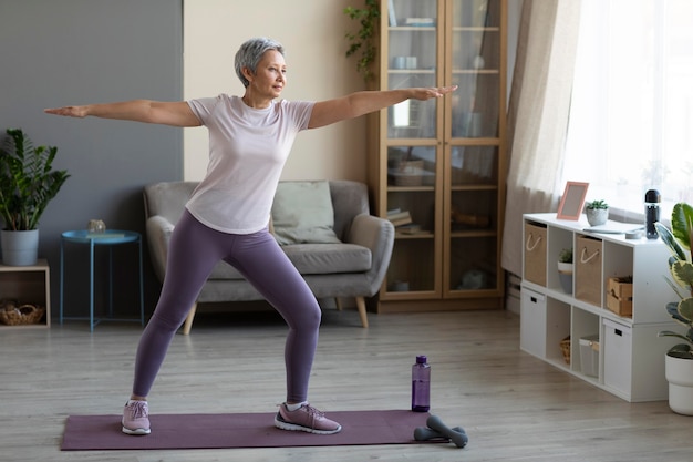 Senior woman training à la maison