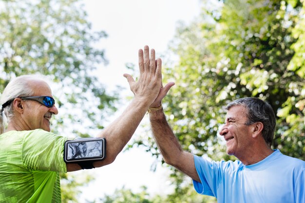 Seniors adultes donnant un cinq haut