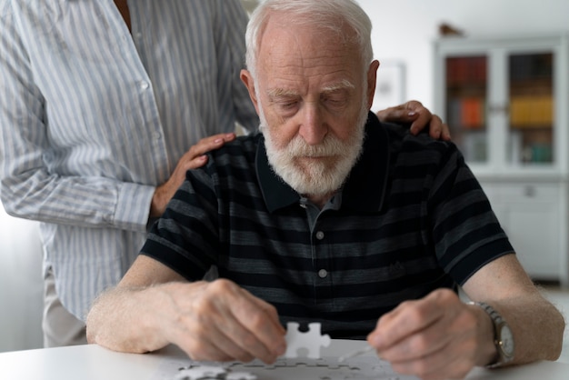 Photo gratuite les seniors confrontés à la maladie d'alzheimer