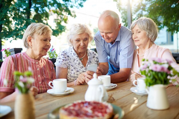 Seniors modernes avec smartphone