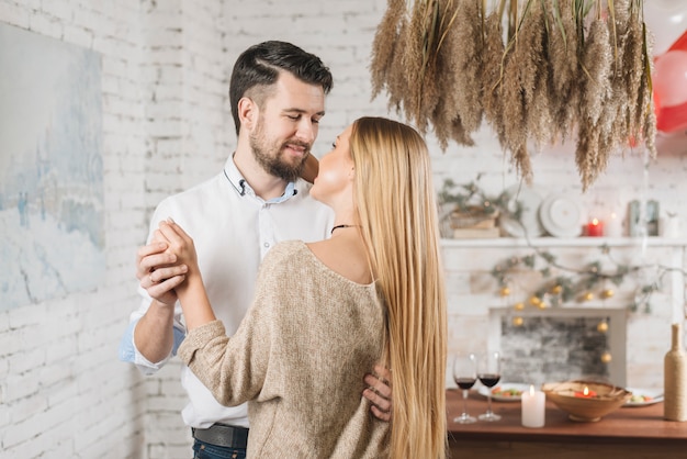 Sensuelle jeune couple dansant à la maison