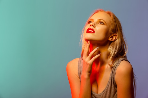 Photo gratuite sensuelle jeune femme blonde aux lèvres rouges