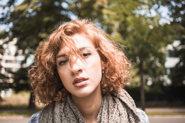 Sensuelle jeune femme dans le parc