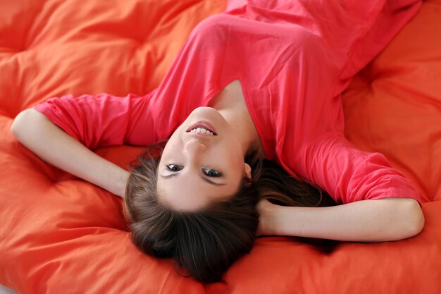 Sensuelle jeune femme rêvant sur une couverture