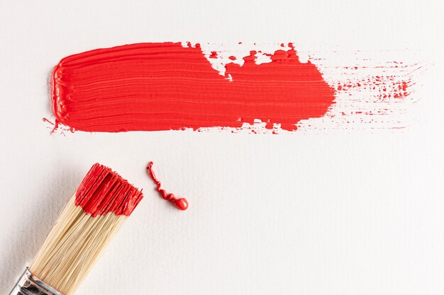 Sentier de peinture rouge avec brosse
