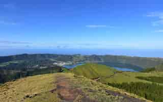 Photo gratuite sentier de randonnée autour de la caldeira de sete cidades aux açores.