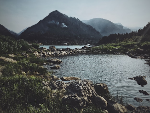 Sentier rocheux au milieu de l'eau avec une montagne en arrière-plan