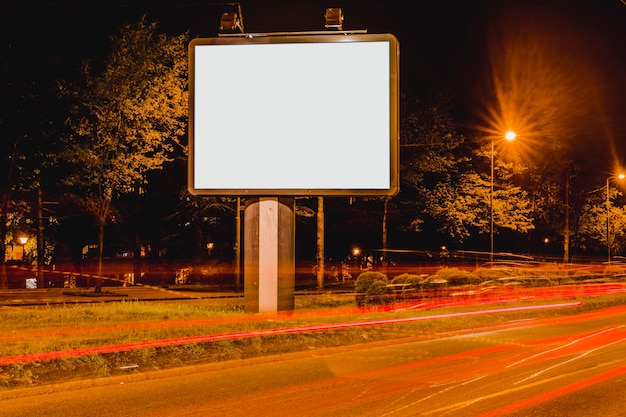 Photo gratuite sentiers de lumière au centre-ville dans la nuit