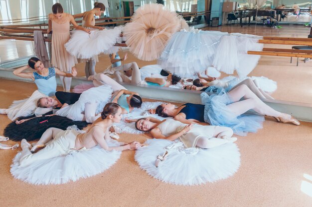 Les sept ballerines contre la barre de ballet