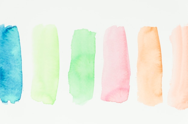 Série de coups de pinceau colorés aquarelles sur fond blanc