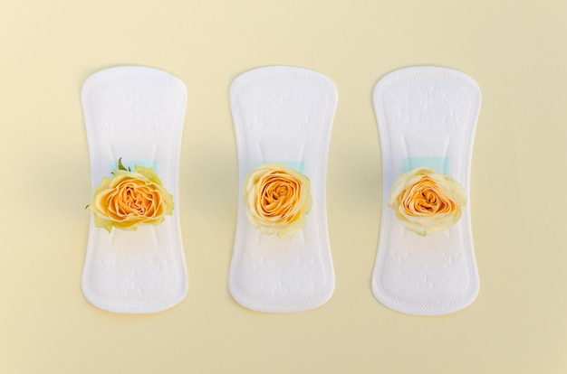 Série de serviettes hygiéniques avec roses jaunes