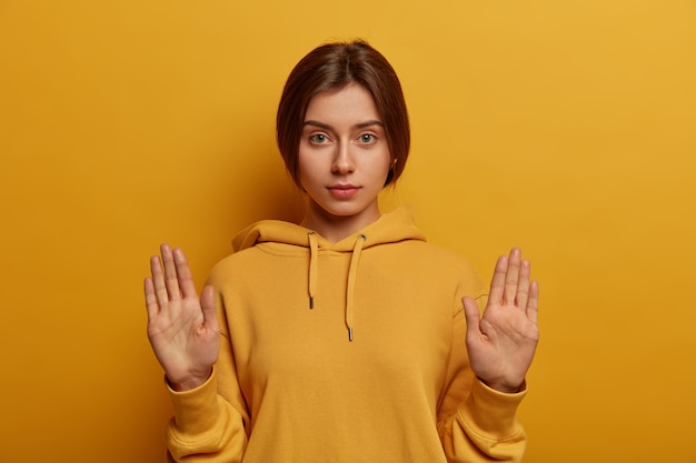 Sérieuse jeune femme brune n'est pas d'accord