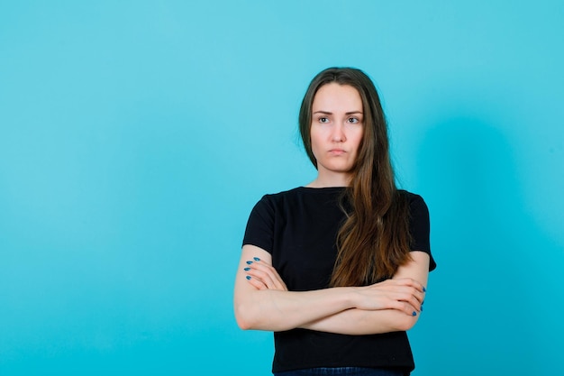 Sérieusement, la fille regarde ailleurs en croisant les bras Sérieusement, la fille