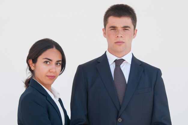 Sérieux collègues de travail posant