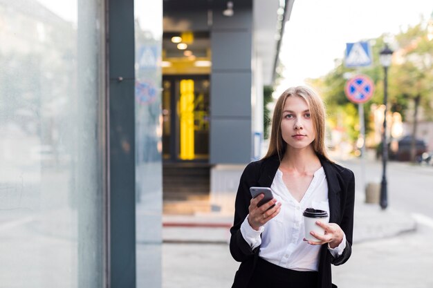 Sérieux, femme, regarder appareil-photo, dehors