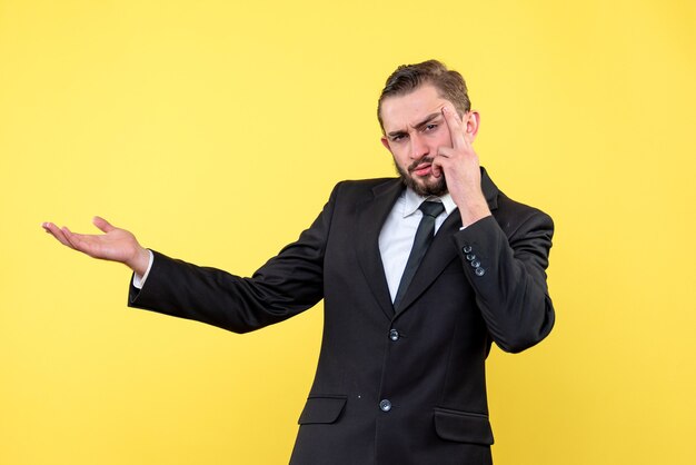 Sérieux jeune homme clarifiant un problème