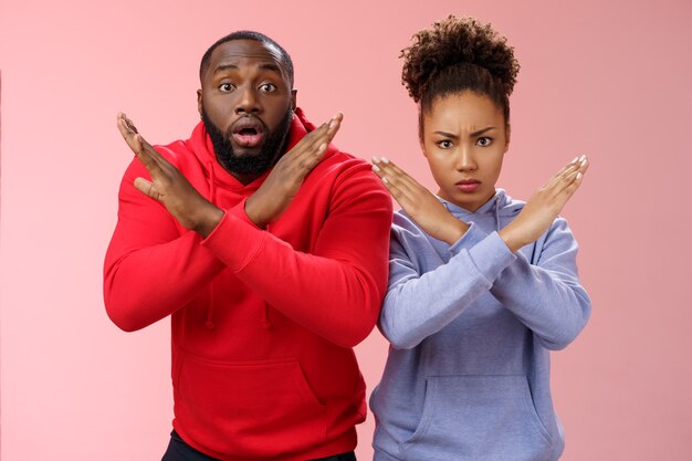 Sérieux à la panique nerveuse deux afro-américains fille montrant un geste d'arrêt croisé l'homme se sent inquiet choqué de ne pas faire d'action prohitibit femme en colère regarder la demande de l'appareil photo quitter