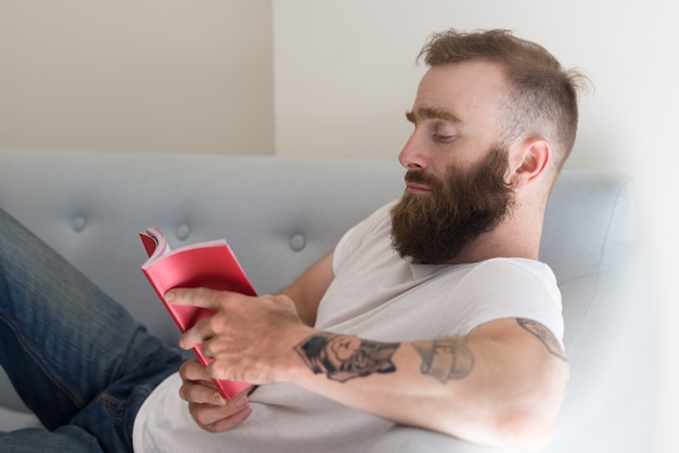 Sérieux, sérieux, jeune homme, à, tatouage, coucher divan